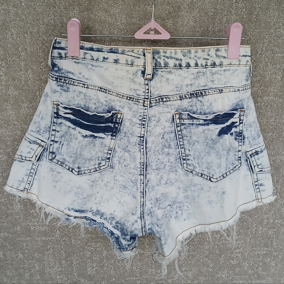High-waisted, Distressed Acid-wash Jean Shorts with Cargo Pockets Medium - Picture 2 of 6